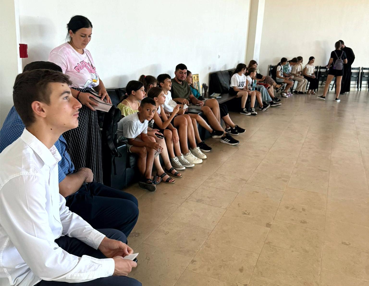 ,,Vacanța din pridvorul bisericii”