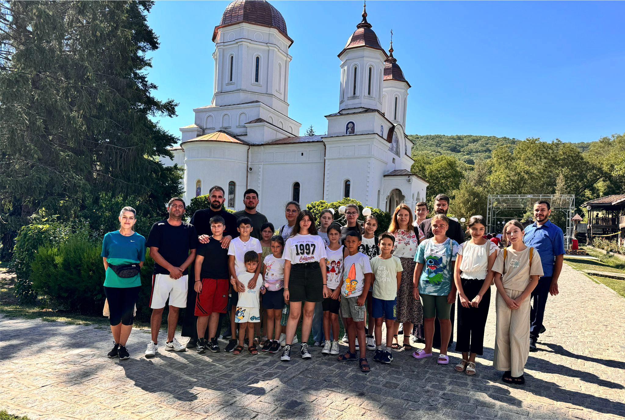 ,,Vacanța din pridvorul bisericii”