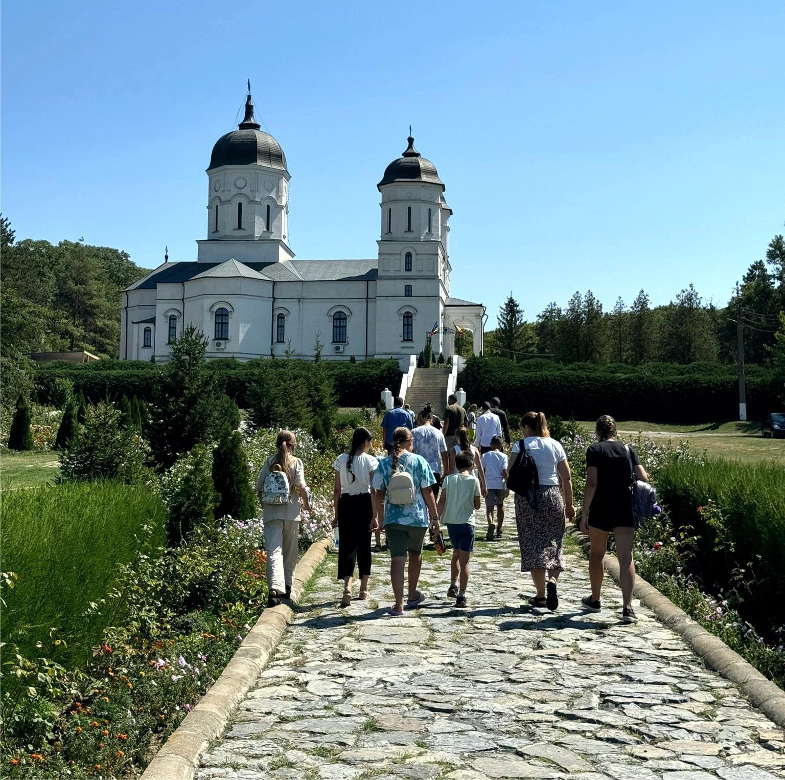 ,,Vacanța din pridvorul bisericii”